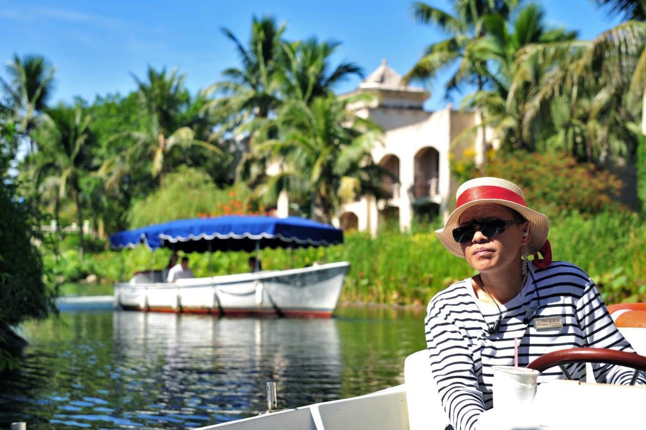 Promisedland Resort & Lagoon Шоуфен Екстер'єр фото A woman on a boat tour at the Everglades